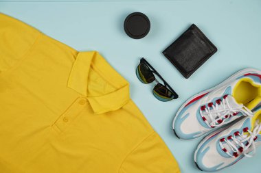 Sade siyah tişört modeli. Markan için mükemmel bir reklam alanı. Günlük aktiviteler için kıyafetler. Logonuzu yapıştırmak için yer açın. Tişört duvar kâğıdı gibi. Düz tişört. Moda konsepti. Üst görünüm.