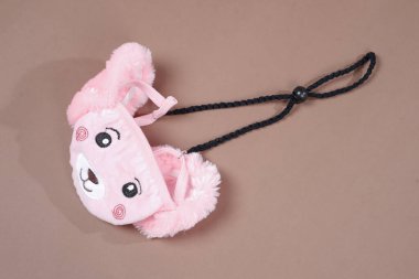 Kayıp ya da unutulmasın diye kumaş maskeyi boncuklu ya da elle örülmüş kayışlarla asmak. Sağlık maskesi takmamızı kolaylaştıran kayışlar. Boncuk kayışlar, el örgüsü kayışlar..    