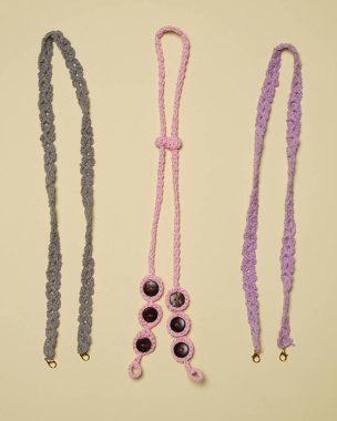 El yapımı tığ işi maske kayışları. Kulaklık maskesi dönüştürücü. Muhteşem, renkli maske kayışları. Maske kayışı maske kullanmanı kolaylaştırıyor. DIY tığ işi..