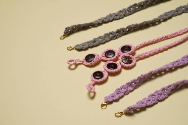 El yapımı tığ işi maske kayışları. Kulaklık maskesi dönüştürücü. Muhteşem, renkli maske kayışları. Maske kayışı maske kullanmanı kolaylaştırıyor. DIY tığ işi..