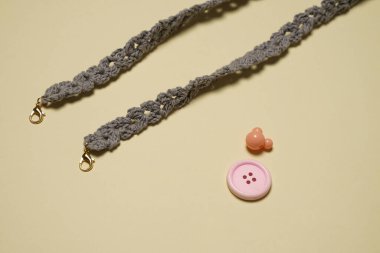 El yapımı tığ işi maske kayışları. Kulaklık maskesi dönüştürücü. Muhteşem, renkli maske kayışları. Maske kayışı maske kullanmanı kolaylaştırıyor. DIY tığ işi..