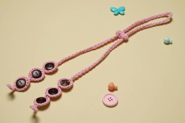 El yapımı tığ işi maske kayışları. Kulaklık maskesi dönüştürücü. Muhteşem, renkli maske kayışları. Maske kayışı maske kullanmanı kolaylaştırıyor. DIY tığ işi..