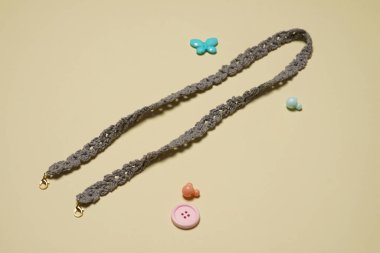 El yapımı tığ işi maske kayışları. Kulaklık maskesi dönüştürücü. Muhteşem, renkli maske kayışları. Maske kayışı maske kullanmanı kolaylaştırıyor. DIY tığ işi..