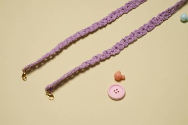 El yapımı tığ işi maske kayışları. Kulaklık maskesi dönüştürücü. Muhteşem, renkli maske kayışları. Maske kayışı maske kullanmanı kolaylaştırıyor. DIY tığ işi..