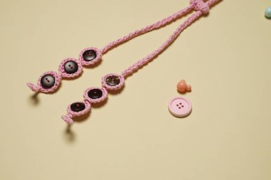 El yapımı tığ işi maske kayışları. Kulaklık maskesi dönüştürücü. Renkli kayışlar. Kayış, maske kullanmanı kolaylaştırıyor. Kayış kullanarak, maske depolama konusunda kafanızın karışmasına gerek yok. Kayışlar Model.