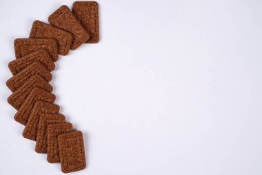 Kare şeklinde çikolatalı bisküviler kahvaltı menüsünde atıştırmalık olarak uygundur. Güne bisküvilerle başla. Bebeklerden yaşlılara kadar her yaş tarafından tüketilebilir. Bir yığın bisküvi. Bisküvi maketi.