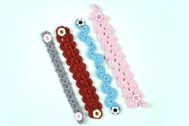 Başörtüsü için el yapımı örgü maskesi konnektörü. Kulak ilmiği maskelerini baş kancası maskelerine çeviriyor. Güzel maske konnektörü renkli. Maske konnektörü maske kullanmanı kolaylaştırıyor. Tığ işi. Tığ işi modeli..