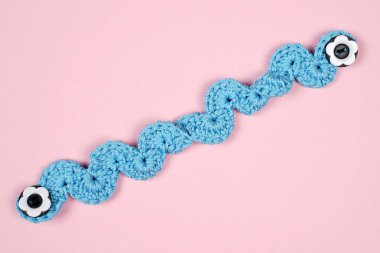 Başörtüsü için el yapımı örgü maskesi konnektörü. Kulak ilmiği maskelerini baş kancası maskelerine çeviriyor. Güzel maske konnektörü renkli. Maske konnektörü maske kullanmanı kolaylaştırıyor. Tığ işi. Tığ işi modeli..