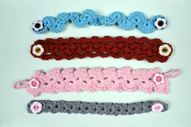 Başörtüsü için el yapımı örgü maskesi konnektörü. Kulak ilmiği maskelerini baş kancası maskelerine çeviriyor. Güzel maske konnektörü renkli. Maske konnektörü maske kullanmanı kolaylaştırıyor. Tığ işi. Tığ işi modeli..