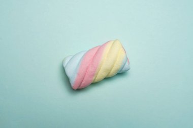 Şekerlemeler ya da çeşitli renklerde çiğnenmiş şekerler. Bu şeker küçük çocuklar tarafından yaşlılar için çok sevilir. Pastel renkli tatlılar, tatlı tatlılar. Boş zamanlarınızda size eşlik etmek için uygun bir atıştırmalık..