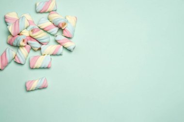 Şekerlemeler ya da çeşitli renklerde çiğnenmiş şekerler. Bu şeker küçük çocuklar tarafından yaşlılar için çok sevilir. Pastel renkli tatlılar, tatlı tatlılar. Boş zamanlarınızda size eşlik etmek için uygun bir atıştırmalık..