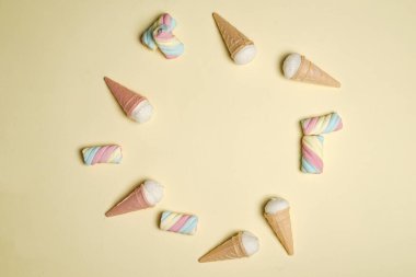 Şekerlemeler ya da çeşitli renklerde ve dondurma şeklinde çiğnenmiş şekerler. Bu şeker küçük çocuklar tarafından ebeveynlere çok sevilir. Pastel renkli tatlılar, tatlı atıştırmalıklar. Atıştırmalıklar boş zamanlara eşlik eder..