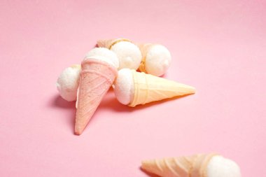 Dondurma şeklinde şekerleme ya da çiğnenmiş şeker. Bu şeker küçük çocuklar tarafından ebeveynlere çok sevilir. Pastel renkli tatlılar, tatlı atıştırmalıklar. Atıştırmalıklar boş zamanlara eşlik eder..