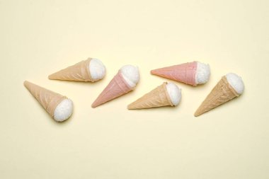 Dondurma şeklinde şekerleme ya da çiğnenmiş şeker. Bu şeker küçük çocuklar tarafından ebeveynlere çok sevilir. Pastel renkli tatlılar, tatlı atıştırmalıklar. Atıştırmalıklar boş zamanlara eşlik eder..