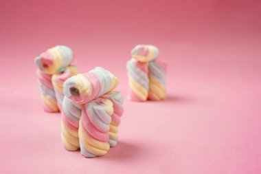 Şekerlemeler ya da çeşitli renklerde çiğnenmiş şekerler. Bu şeker küçük çocuklar tarafından yaşlılar için çok sevilir. Pastel renkli tatlılar, tatlı tatlılar. Boş zamanlarınızda size eşlik etmek için uygun bir atıştırmalık..