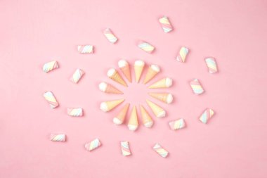 Şekerlemeler ya da çeşitli renklerde çiğnenmiş şekerler. Bu şeker küçük çocuklar tarafından yaşlılar için çok sevilir. Pastel renkli tatlılar, tatlı tatlılar. Boş zamanlarınızda size eşlik etmek için uygun bir atıştırmalık..