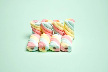 Şekerlemeler ya da çeşitli renklerde çiğnenmiş şekerler. Bu şeker küçük çocuklar tarafından yaşlılar için çok sevilir. Pastel renkli tatlılar, tatlı tatlılar. Boş zamanlarınızda size eşlik etmek için uygun bir atıştırmalık..