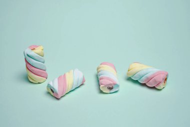 Şekerlemeler ya da çeşitli renklerde çiğnenmiş şekerler. Bu şeker küçük çocuklar tarafından yaşlılar için çok sevilir. Pastel renkli tatlılar, tatlı tatlılar. Boş zamanlarınızda size eşlik etmek için uygun bir atıştırmalık..