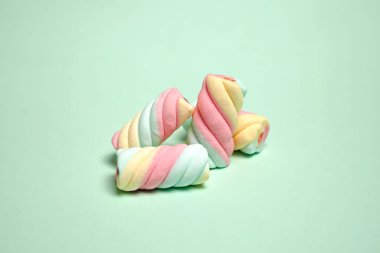 Şekerlemeler ya da çeşitli renklerde çiğnenmiş şekerler. Bu şeker küçük çocuklar tarafından yaşlılar için çok sevilir. Pastel renkli tatlılar, tatlı tatlılar. Boş zamanlarınızda size eşlik etmek için uygun bir atıştırmalık..