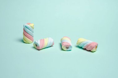 Şekerlemeler ya da çeşitli renklerde çiğnenmiş şekerler. Bu şeker küçük çocuklar tarafından yaşlılar için çok sevilir. Pastel renkli tatlılar, tatlı tatlılar. Boş zamanlarınızda size eşlik etmek için uygun bir atıştırmalık..