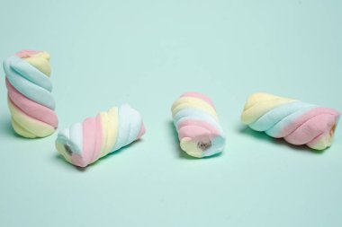 Şekerlemeler ya da çeşitli renklerde çiğnenmiş şekerler. Bu şeker küçük çocuklar tarafından yaşlılar için çok sevilir. Pastel renkli tatlılar, tatlı tatlılar. Boş zamanlarınızda size eşlik etmek için uygun bir atıştırmalık..