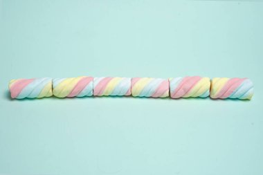 Şekerlemeler ya da çeşitli renklerde çiğnenmiş şekerler. Bu şeker küçük çocuklar tarafından yaşlılar için çok sevilir. Pastel renkli tatlılar, tatlı tatlılar. Boş zamanlarınızda size eşlik etmek için uygun bir atıştırmalık..