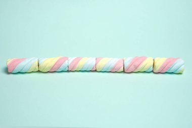 Şekerlemeler ya da çeşitli renklerde çiğnenmiş şekerler. Bu şeker küçük çocuklar tarafından yaşlılar için çok sevilir. Pastel renkli tatlılar, tatlı tatlılar. Boş zamanlarınızda size eşlik etmek için uygun bir atıştırmalık..