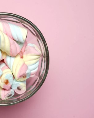 Şekerlemeler ya da çeşitli renklerde çiğnenmiş şekerler. Bu şeker küçük çocuklar tarafından yaşlılar için çok sevilir. Pastel renkli tatlılar, tatlı tatlılar. Boş zamanlarınızda size eşlik etmek için uygun bir atıştırmalık..