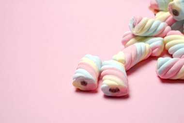 Şekerlemeler ya da çeşitli renklerde çiğnenmiş şekerler. Bu şeker küçük çocuklar tarafından yaşlılar için çok sevilir. Pastel renkli tatlılar, tatlı tatlılar. Boş zamanlarınızda size eşlik etmek için uygun bir atıştırmalık..