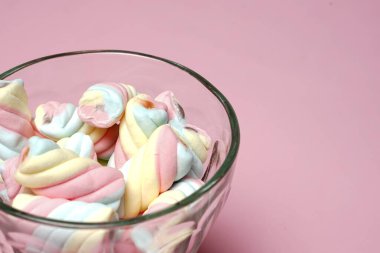 Şekerlemeler ya da çeşitli renklerde çiğnenmiş şekerler. Bu şeker küçük çocuklar tarafından yaşlılar için çok sevilir. Pastel renkli tatlılar, tatlı tatlılar. Boş zamanlarınızda size eşlik etmek için uygun bir atıştırmalık..