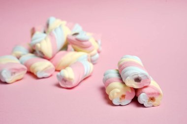 Şekerlemeler ya da çeşitli renklerde çiğnenmiş şekerler. Bu şeker küçük çocuklar tarafından yaşlılar için çok sevilir. Pastel renkli tatlılar, tatlı tatlılar. Boş zamanlarınızda size eşlik etmek için uygun bir atıştırmalık..