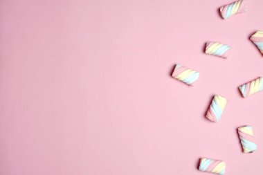 Şekerlemeler ya da çeşitli renklerde çiğnenmiş şekerler. Bu şeker küçük çocuklar tarafından yaşlılar için çok sevilir. Pastel renkli tatlılar, tatlı tatlılar. Boş zamanlarınızda size eşlik etmek için uygun bir atıştırmalık..