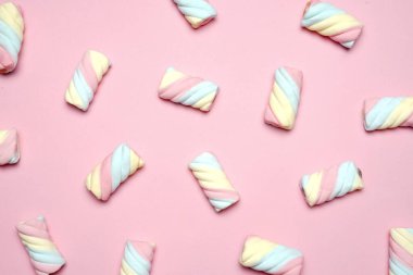 Şekerlemeler ya da çeşitli renklerde çiğnenmiş şekerler. Bu şeker küçük çocuklar tarafından yaşlılar için çok sevilir. Pastel renkli tatlılar, tatlı tatlılar. Boş zamanlarınızda size eşlik etmek için uygun bir atıştırmalık..