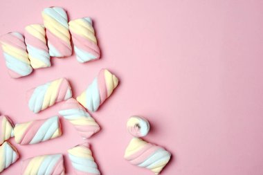 Şekerlemeler ya da çeşitli renklerde çiğnenmiş şekerler. Bu şeker küçük çocuklar tarafından yaşlılar için çok sevilir. Pastel renkli tatlılar, tatlı tatlılar. Boş zamanlarınızda size eşlik etmek için uygun bir atıştırmalık..