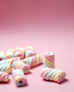 Şekerlemeler ya da çeşitli renklerde çiğnenmiş şekerler. Bu şeker küçük çocuklar tarafından yaşlılar için çok sevilir. Pastel renkli tatlılar, tatlı tatlılar. Boş zamanlarınızda size eşlik etmek için uygun bir atıştırmalık..