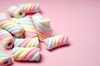 Şekerlemeler ya da çeşitli renklerde çiğnenmiş şekerler. Bu şeker küçük çocuklar tarafından yaşlılar için çok sevilir. Pastel renkli tatlılar, tatlı tatlılar. Boş zamanlarınızda size eşlik etmek için uygun bir atıştırmalık..