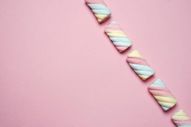 Şekerlemeler ya da çeşitli renklerde çiğnenmiş şekerler. Bu şeker küçük çocuklar tarafından yaşlılar için çok sevilir. Pastel renkli tatlılar, tatlı tatlılar. Boş zamanlarınızda size eşlik etmek için uygun bir atıştırmalık..