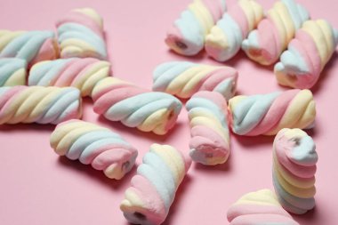 Şekerlemeler ya da çeşitli renklerde çiğnenmiş şekerler. Bu şeker küçük çocuklar tarafından yaşlılar için çok sevilir. Pastel renkli tatlılar, tatlı tatlılar. Boş zamanlarınızda size eşlik etmek için uygun bir atıştırmalık..