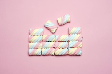 Şekerlemeler ya da çeşitli renklerde çiğnenmiş şekerler. Bu şeker küçük çocuklar tarafından yaşlılar için çok sevilir. Pastel renkli tatlılar, tatlı tatlılar. Boş zamanlarınızda size eşlik etmek için uygun bir atıştırmalık..