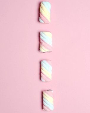 Şekerlemeler ya da çeşitli renklerde çiğnenmiş şekerler. Bu şeker küçük çocuklar tarafından yaşlılar için çok sevilir. Pastel renkli tatlılar, tatlı tatlılar. Boş zamanlarınızda size eşlik etmek için uygun bir atıştırmalık..