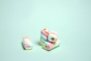 Şekerlemeler ya da çeşitli renklerde çiğnenmiş şekerler. Bu şeker küçük çocuklar tarafından yaşlılar için çok sevilir. Pastel renkli tatlılar, tatlı tatlılar. Boş zamanlarınızda size eşlik etmek için uygun bir atıştırmalık..