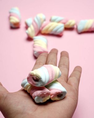 Şekerlemeler ya da çeşitli renklerde çiğnenmiş şekerler. Bu şeker küçük çocuklar tarafından yaşlılar için çok sevilir. Pastel renkli tatlılar, tatlı tatlılar. Boş zamanlarınızda size eşlik etmek için uygun bir atıştırmalık..