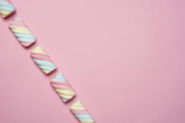 Şekerlemeler ya da çeşitli renklerde çiğnenmiş şekerler. Bu şeker küçük çocuklar tarafından yaşlılar için çok sevilir. Pastel renkli tatlılar, tatlı tatlılar. Boş zamanlarınızda size eşlik etmek için uygun bir atıştırmalık..