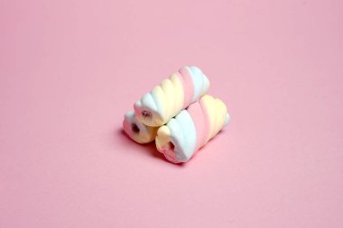 Şekerlemeler ya da çeşitli renklerde çiğnenmiş şekerler. Bu şeker küçük çocuklar tarafından yaşlılar için çok sevilir. Pastel renkli tatlılar, tatlı tatlılar. Boş zamanlarınızda size eşlik etmek için uygun bir atıştırmalık..