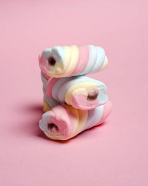 Şekerlemeler ya da çeşitli renklerde çiğnenmiş şekerler. Bu şeker küçük çocuklar tarafından yaşlılar için çok sevilir. Pastel renkli tatlılar, tatlı tatlılar. Boş zamanlarınızda size eşlik etmek için uygun bir atıştırmalık..