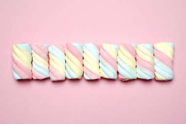 Şekerlemeler ya da çeşitli renklerde çiğnenmiş şekerler. Bu şeker küçük çocuklar tarafından yaşlılar için çok sevilir. Pastel renkli tatlılar, tatlı tatlılar. Boş zamanlarınızda size eşlik etmek için uygun bir atıştırmalık..