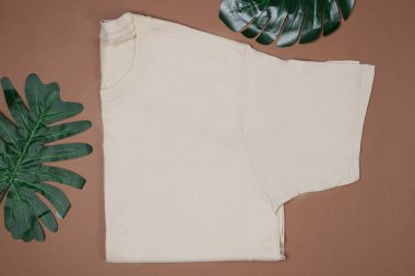 Düz t-shirt şablonu. Baskı için kazak tasarımı sunumu. Reklam alanınız için uygun. Logon için yer aç. Günlük kullanım için düz tişört. Herhangi bir pantolonla birleştirilebilir..