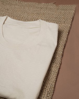 Düz t-shirt şablonu. Baskı için kazak tasarımı sunumu. Reklam alanınız için uygun. Logon için yer aç. Günlük kullanım için düz tişört. Herhangi bir pantolonla birleştirilebilir..