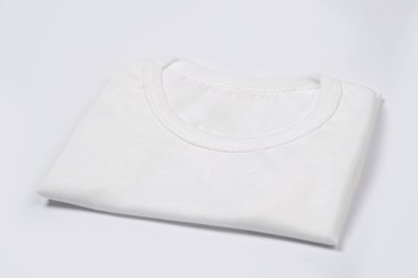 Bebek tişörtü bembeyaz. Yumuşak pamuktan yapılmış kumaş kullanıldığında konfor katar. Seyahat ederken günlük giysilere ve giysilere uygun. Tişörtteki beyaz renk şık bir izlenim yaratıyor..