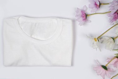 Bebek tişörtü bembeyaz. Yumuşak pamuktan yapılmış kumaş kullanıldığında konfor katar. Seyahat ederken günlük giysilere ve giysilere uygun. Tişörtteki beyaz renk şık bir izlenim yaratıyor..